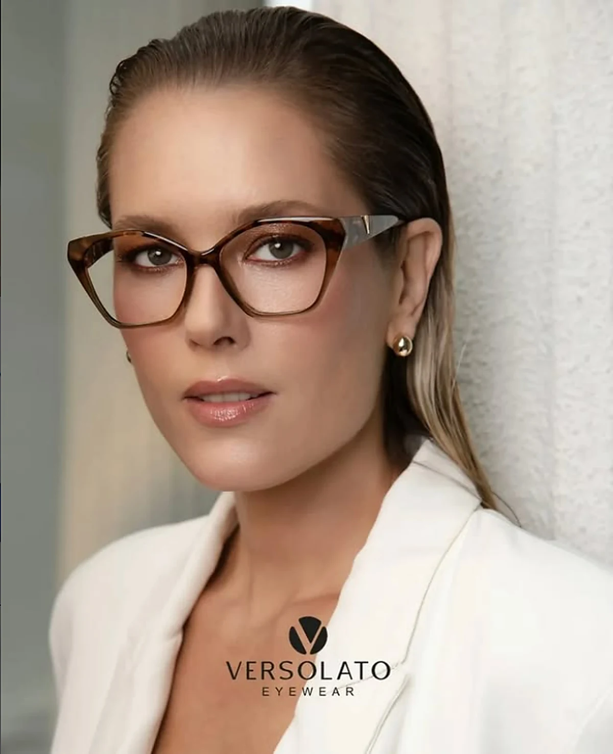 Mulher usando armação clássica