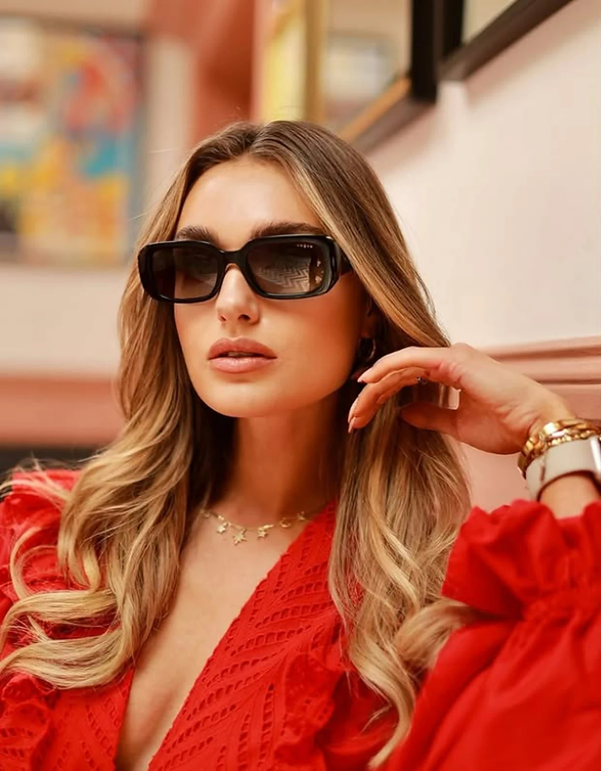 Mulher usando óculos solares