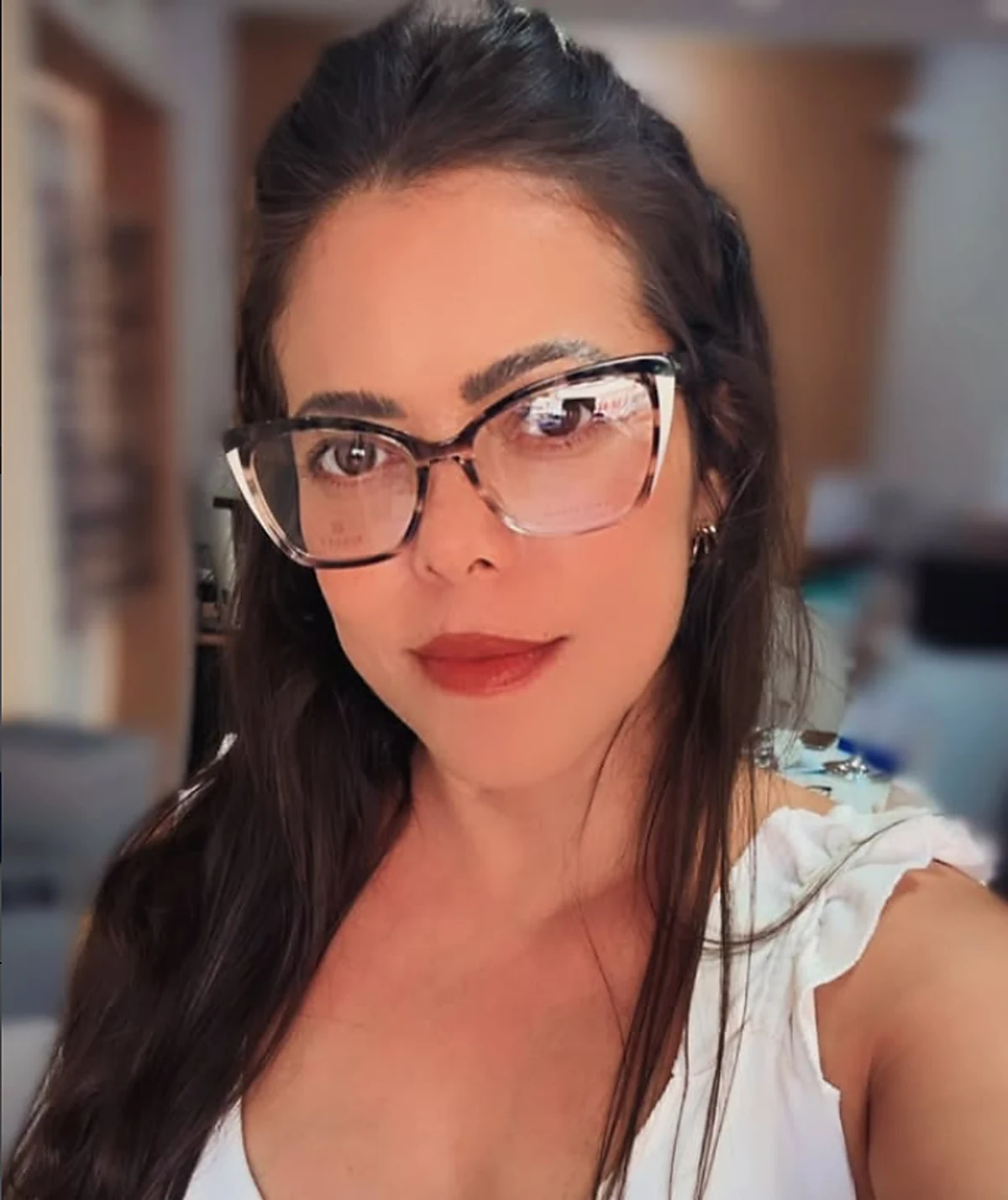 Mulher usando óculos de grau