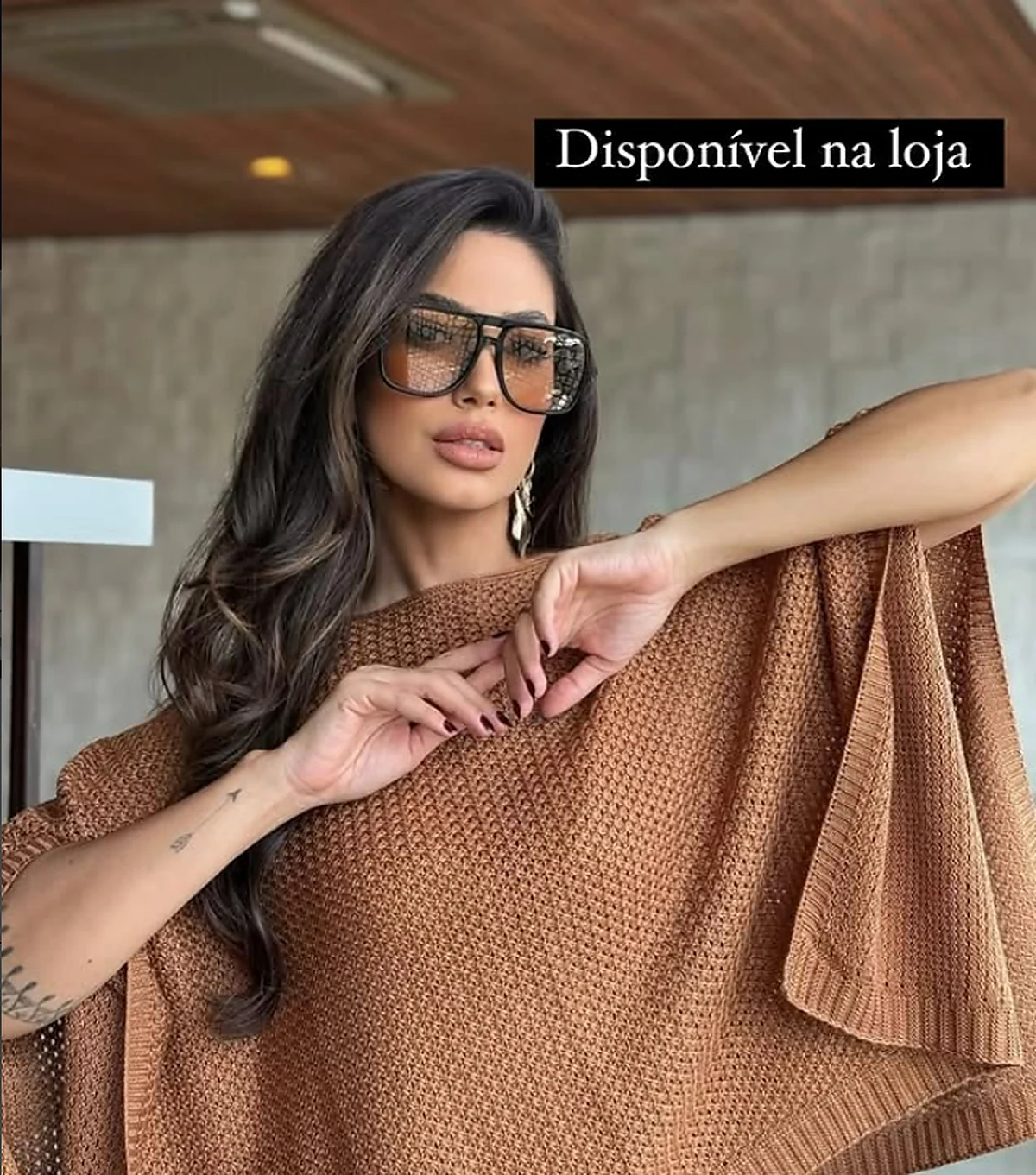 Mulher experimentando uma armação