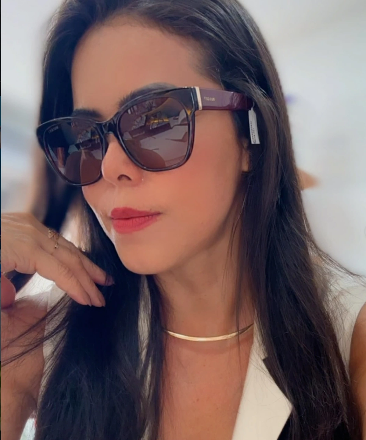 Mulher usando óculos solares da Ótica Sr. Grau